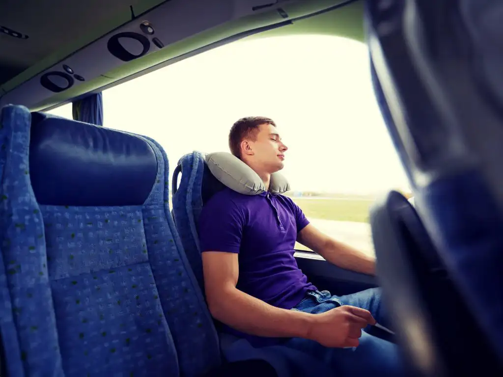 Tips Tidur Nyenyak di Dalam Bus Pariwisata