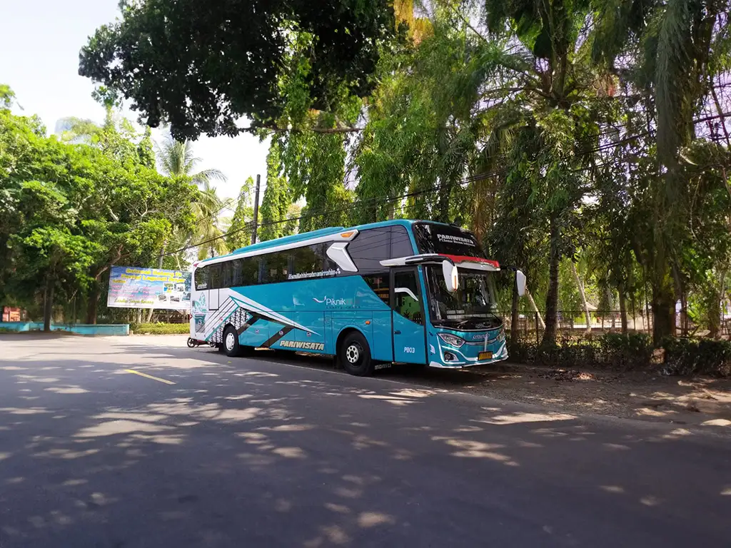 Sewa Bus Pariwisata untuk Ziarah Banten